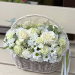 Đặt lẵng hoa đám tang để bàn sang trọng