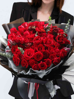 bó hoa hồng đỏ giấy đen