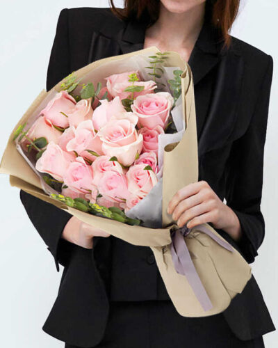 5 3 1 e1747728559923 bó hoa hồng màu hồng