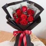 bó hoa hồng đỏ giấy đen