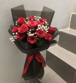 bó hoa hồng đỏ giấy đen