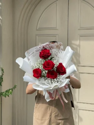 bó hoa hồng đỏ gói giấy trắng cho cung