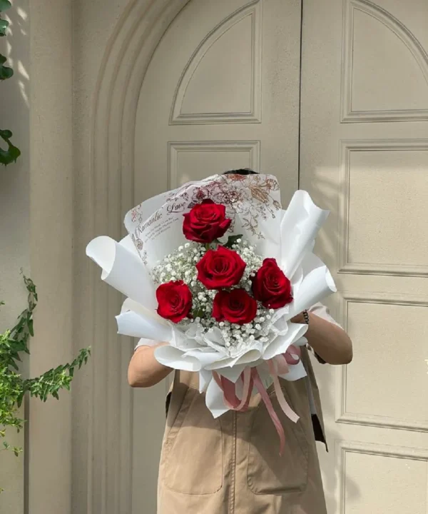 bó hoa hồng đỏ gói giấy trắng cho cung bó hoa hồng đỏ gói giấy trắng cho cung