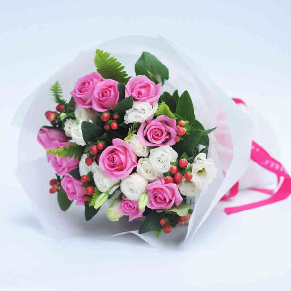 Bó hoa hồng và cẩm chướng trắng