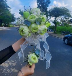 Hoa sen cầm tay cô dâu 2024