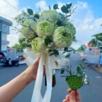 Hoa sen cưới cầm tay cô dâu