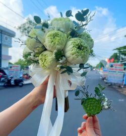 Hoa sen cưới cầm tay cô dâu