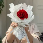 bó hoa hồng tươi 1 bông gói giấy báo màu trắng hoặc màu xi măng