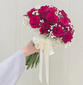 Các mẫu hoa cưới hoa hồng đỏ đơn giản