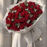 các mẫu bó hoa hồng đỏ dáng tròn