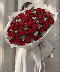 các mẫu bó hoa hồng đỏ dáng tròn