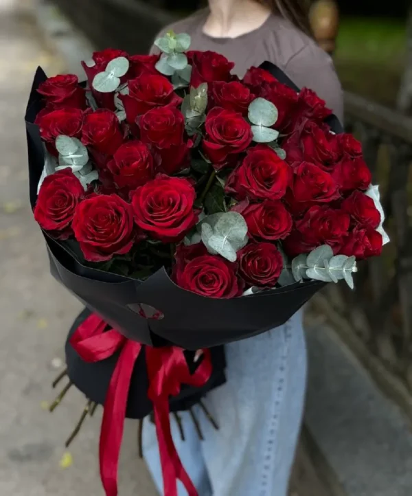 bó hoa hồng đỏ tròn gói giấy đen