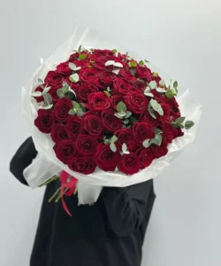 bó hoa hồng đỏ tròn gói giấy trắng