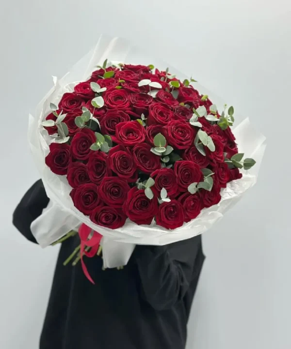 bó hoa hồng đỏ tròn gói giấy trắng
