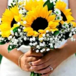 bó hoa hướng dương cầm tay cô dâu