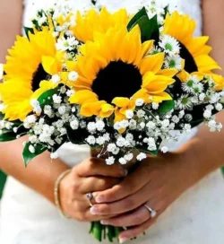 bó hoa hướng dương cầm tay cô dâu