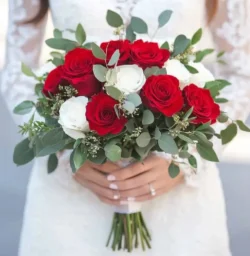 Hoa cầm tay hoa hồng đỏ mix hoa hồng trắng