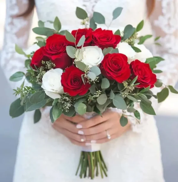 Hoa cầm tay hoa hồng đỏ mix hoa hồng trắng