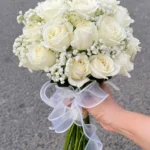 hoa cầm tay cô dâu hoa hồng trắng