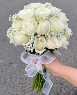 hoa cầm tay cô dâu hoa hồng trắng