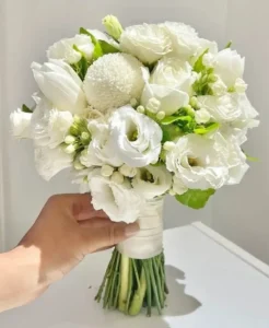 Hoa cưới cầm tay màu trắng