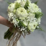 Bó hoa cầm tay cô dâu hoa sen trắng