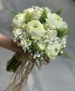 Bó hoa cầm tay cô dâu hoa sen trắng