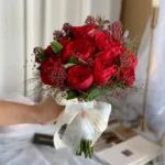 Bó hoa cưới cầm tay hoa hồng đỏ