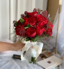 Bó hoa cưới cầm tay hoa hồng đỏ