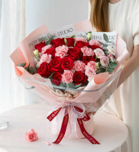 bó hoa hồng đỏ và hoa cẩm chướng