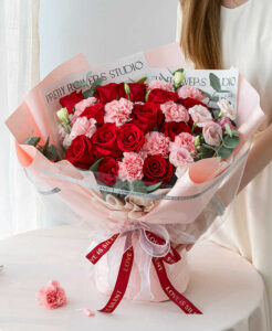 bó hoa hồng đỏ và hoa cẩm chướng