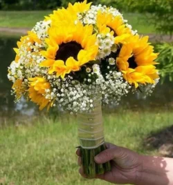 hướng dương cầm tay cô dâu