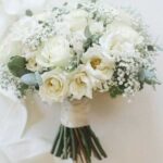 Hoa hồng trắng cầm tay cô dâu