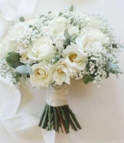 Hoa hồng trắng cầm tay cô dâu