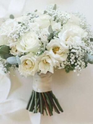 Hoa hồng trắng cầm tay cô dâu