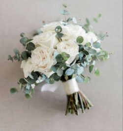 bó hồng cô dâu trắng