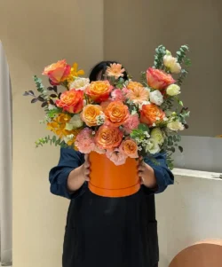 giỏ hoa hồng cam cháy