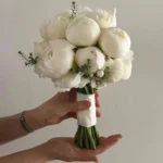 Bó hoa cưới cầm tay mẫu đơn trắng