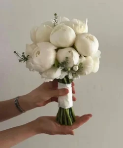 Bó hoa cưới cầm tay mẫu đơn trắng