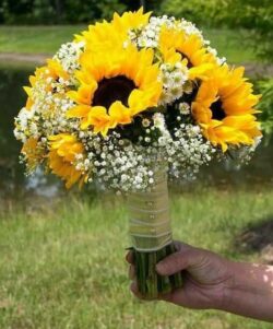 Hoa cầm tay cô dâu hướng dương