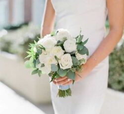 bó hoa hồng cầm tay cô dâu