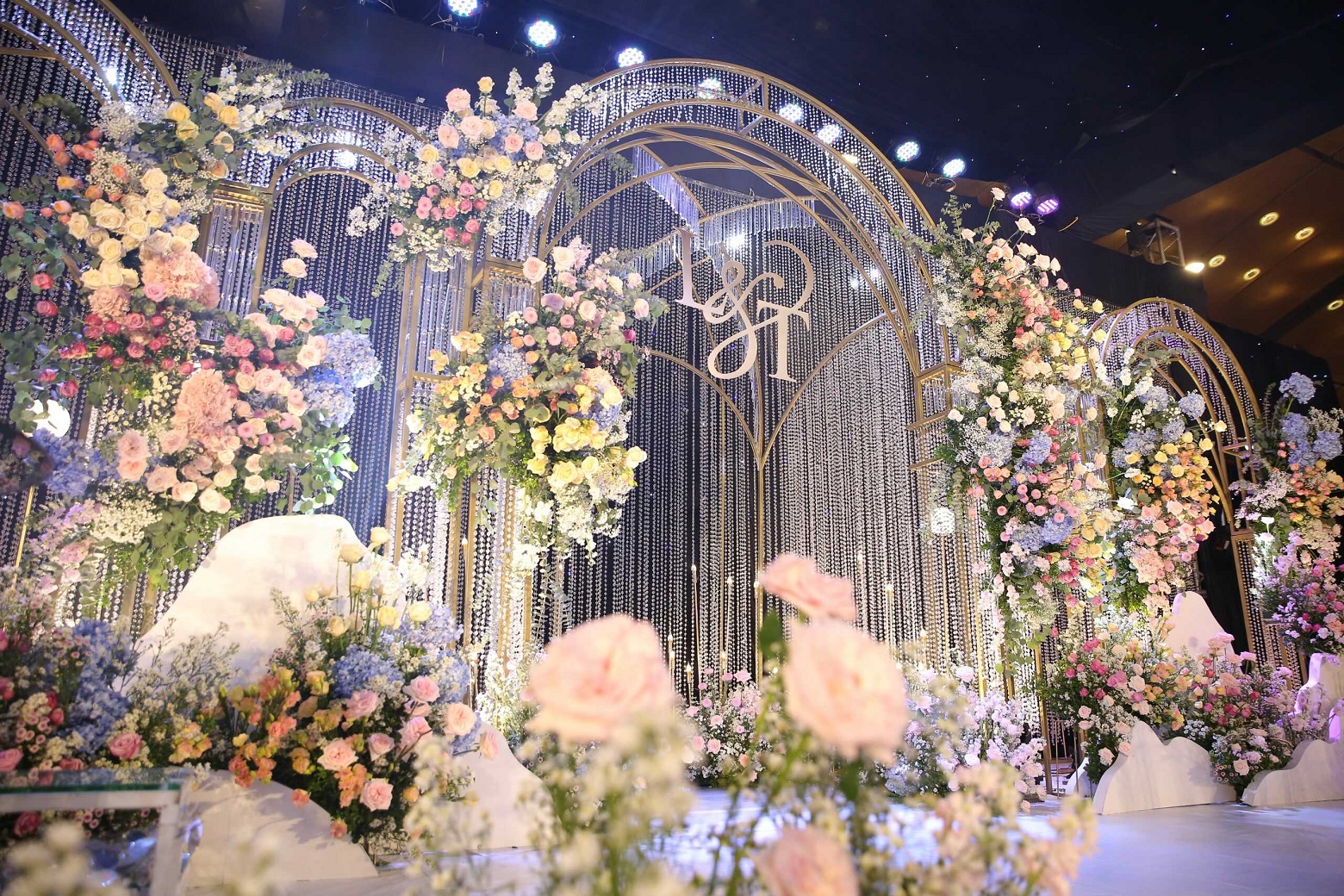 trang trí tiệc cưới nhà hàng