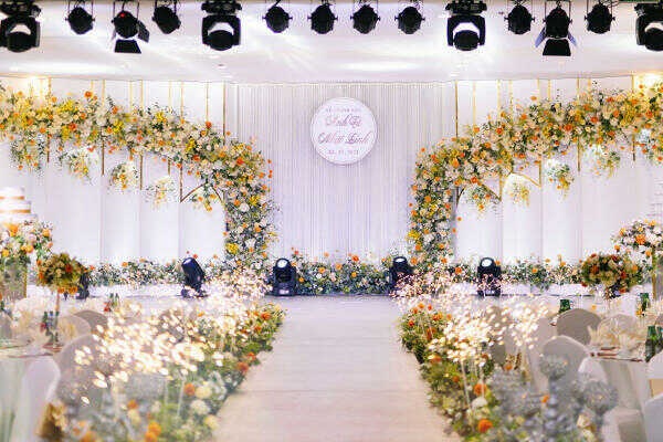 trang trí background cưới nhà hàng