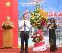 Hoa chúc mừng khai giảng năm học mới