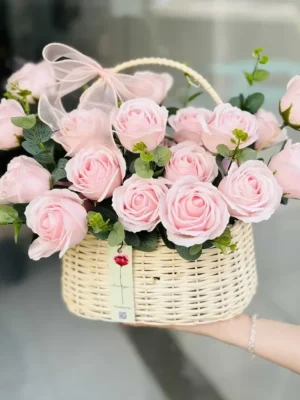 gio hoa sap 4 4 e1742974634278 giỏ hoa sáp màu hồng - shop hoa 7F Garden
