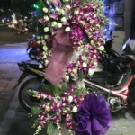 Vòng hoa chia buồn tone tím với hoa lan