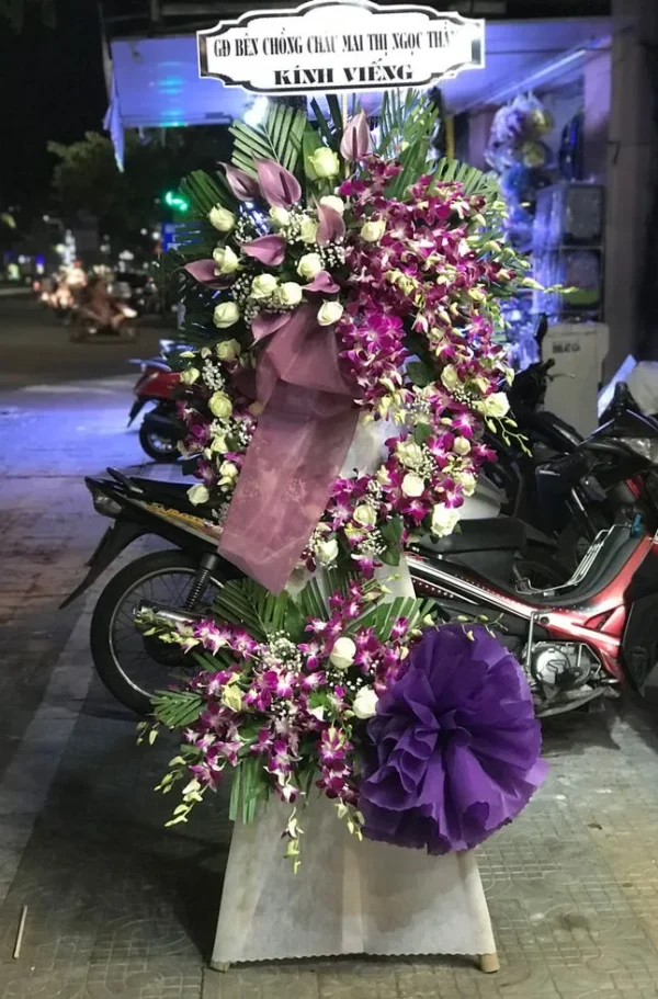 Vòng hoa chia buồn tone tím với hoa lan Vòng hoa chia buồn tone tím với hoa lan