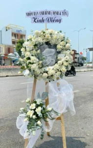 Kệ hoa chia buồn màu trắng | shop hoa 7F Garden