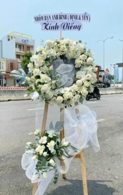 Kệ hoa chia buồn màu trắng | shop hoa 7F Garden