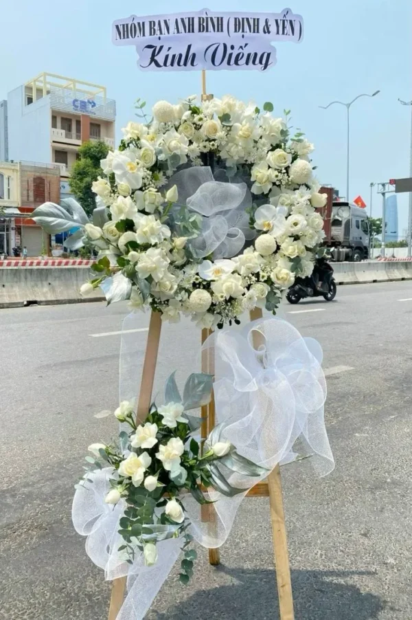 Kệ hoa chia buồn màu trắng | shop hoa 7F Garden Kệ hoa chia buồn màu trắng | shop hoa 7F Garden